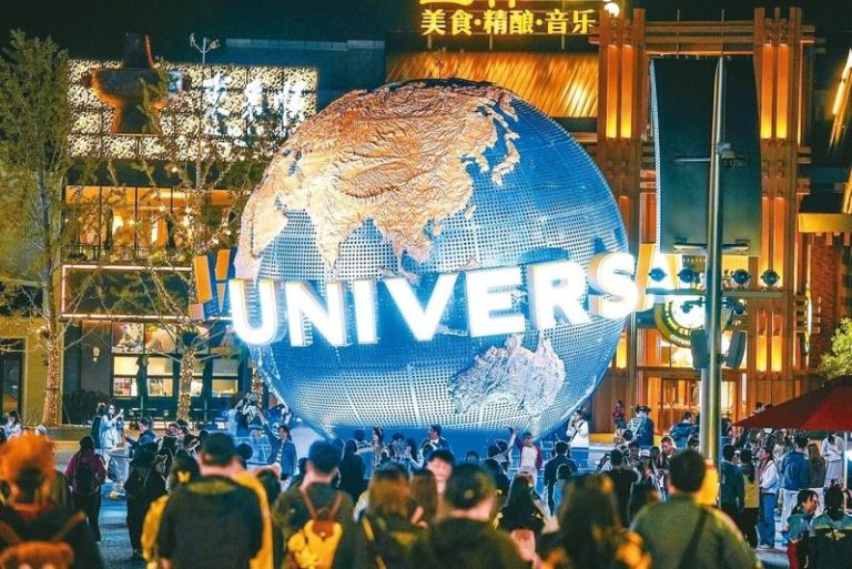 环球影城的靓丽夜景吸引众多游客。(本报北京传真)