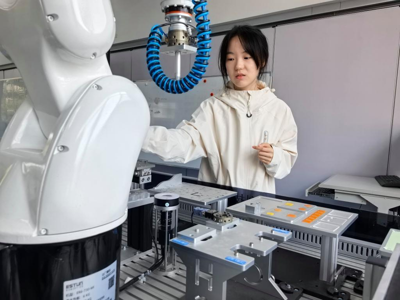 双一流本科女生上技校,会计跨界学电气闯出职业新赛道。(取材自半岛都市报)