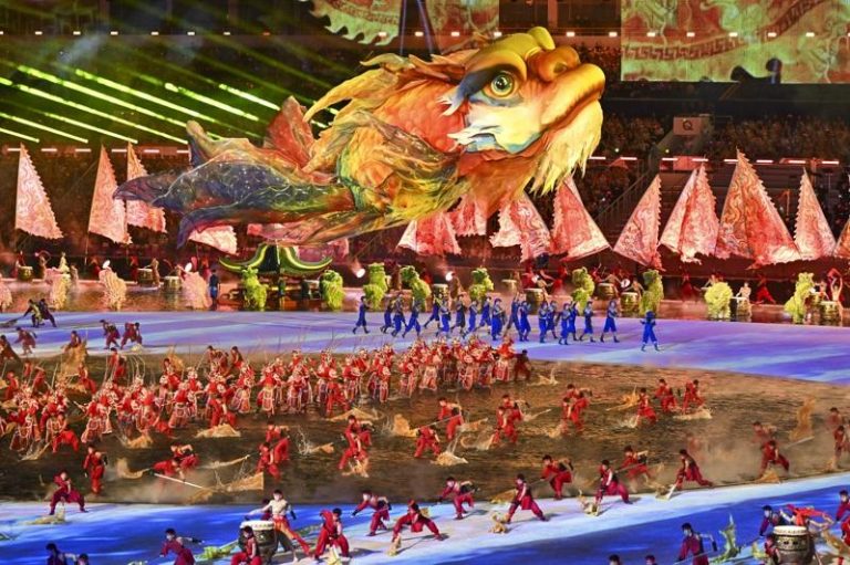 全运会开幕 人形机器人奏礼乐 巨型祥瑞「鳌鱼」超吸睛 第15届全运会开幕式9日在广东奥林匹克体育中心举行,文体展演精采纷呈。(中新社)