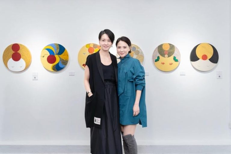 梁咏琪（左）以行动支持李心洁。（图／13a New Street Art Gallery提供）