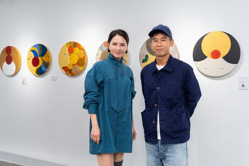 梁咏琪（左）以行动支持李心洁。（图／13a New Street Art Gallery提供）