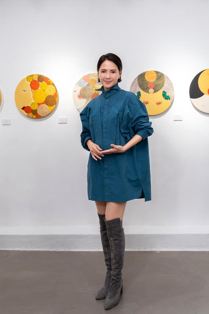 梁咏琪（左）以行动支持李心洁。（图／13a New Street Art Gallery提供）