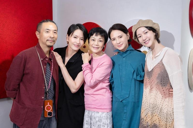 梁咏琪（左）以行动支持李心洁。（图／13a New Street Art Gallery提供）