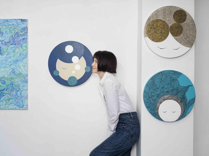 梁咏琪（左）以行动支持李心洁。（图／13a New Street Art Gallery提供）