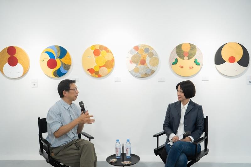 梁咏琪（左）以行动支持李心洁。（图／13a New Street Art Gallery提供）