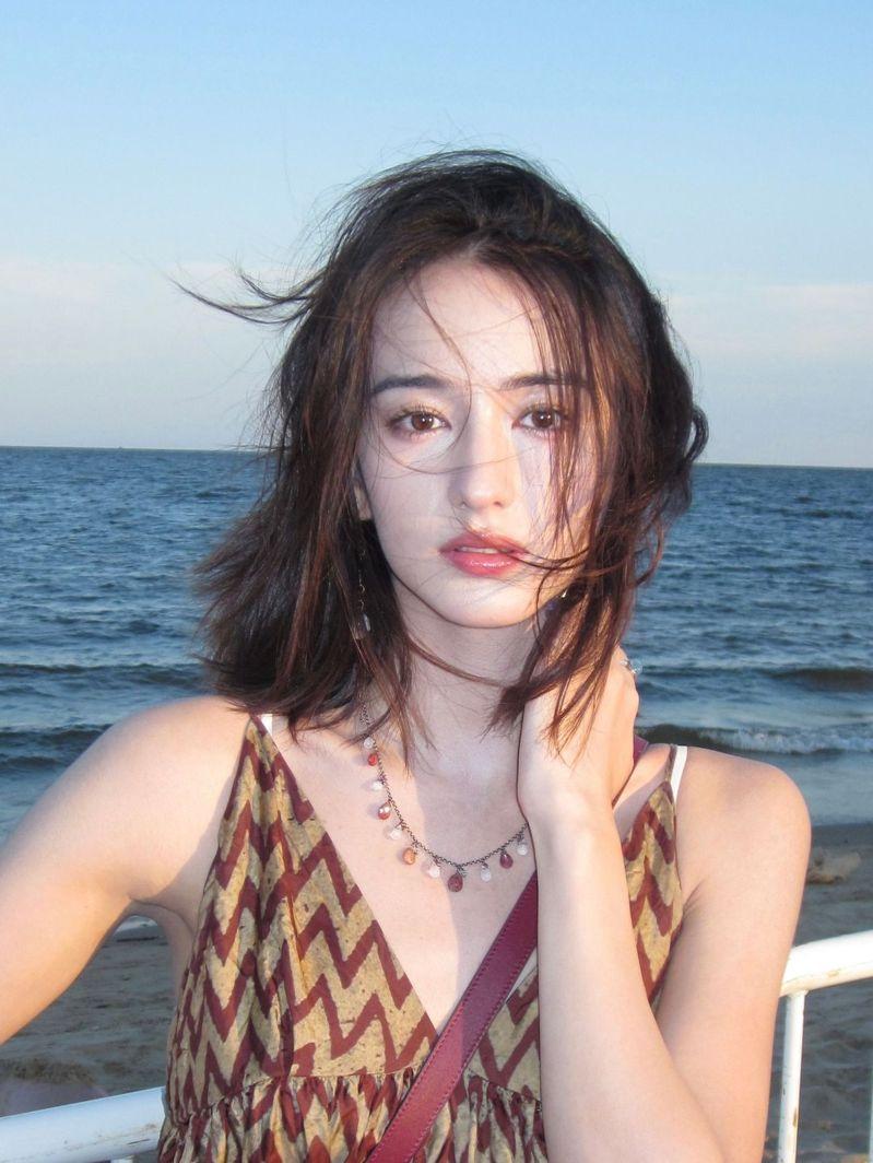 吴磊戴着斗笠、穿着粗布麻衣新造型被赞「少年感天花板」。(取材自微博)