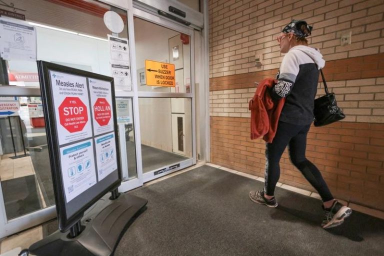 疫情恶化逾一年 加拿大零麻疹国家纪录破功 加拿大过去一年累计确诊麻疹病例超过5100例,其中包括2名早产的婴儿死亡。安大略省和亚伯达省疫情最为严重。(路透)