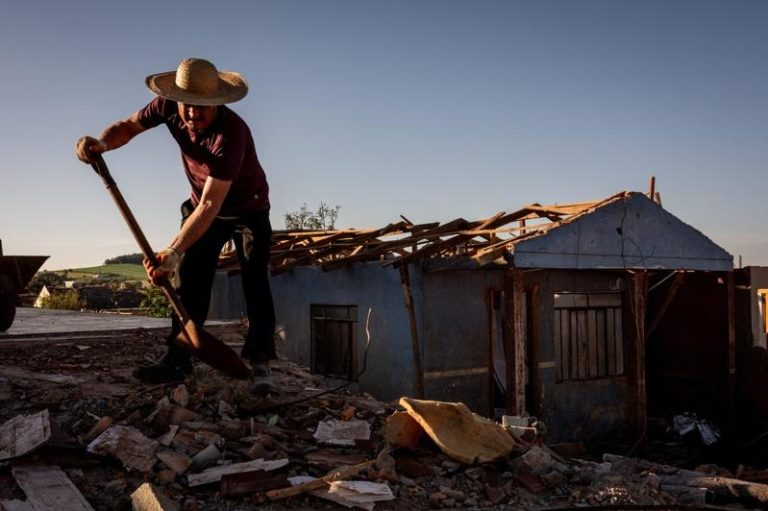 极端天气加剧 巴西南部再现毁灭性龙卷风 巴西遭遇强烈龙卷风袭击,巴拉纳州城镇里奥博尼图伊瓜苏(Rio Bonito do Iguaçu)约9成建筑物被毁。(路透)