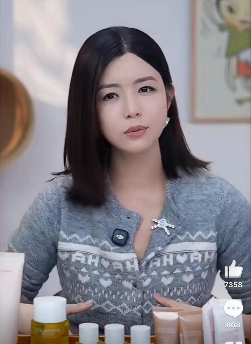 陈妍希日前上直播分享怀孕妊娠纹问题,引发不少妈妈网友共鸣。图/摘自微博