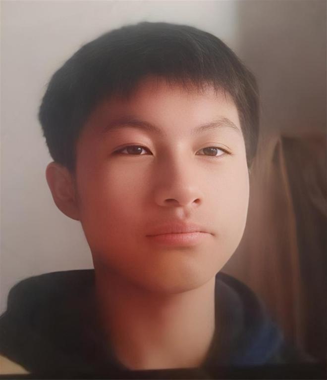 郭先生的妻子哭着求助网友找到儿子。(视频截屏)