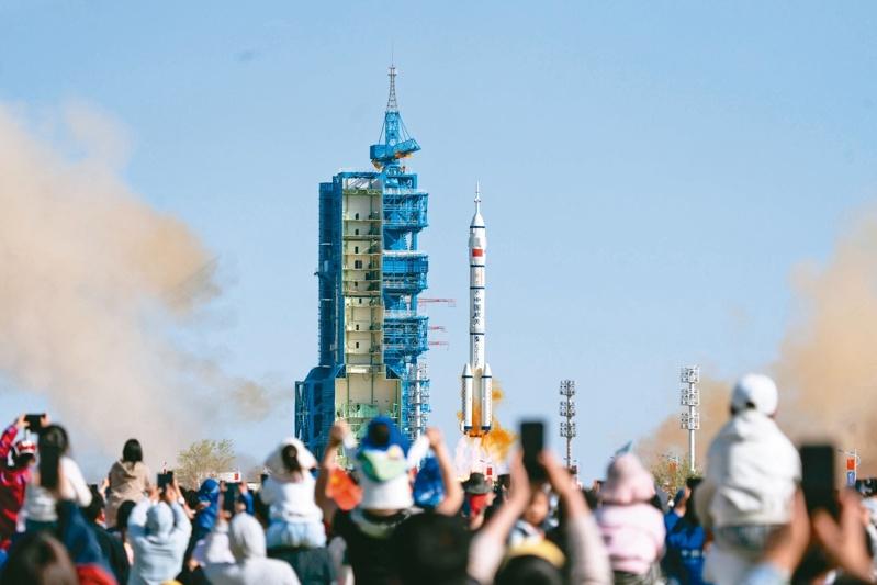 神舟20号任务持续约6个月，原定11月5日返回地球。图为2025年4月24日，搭载神舟20号载人飞船的长征2号F遥20运载火箭在酒泉卫星发射中心点火发射成功。（新华社）