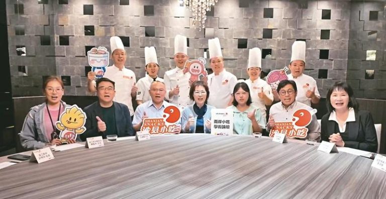 两岸餐饮与文化专家于学术论坛合影。（图／联合影音号）