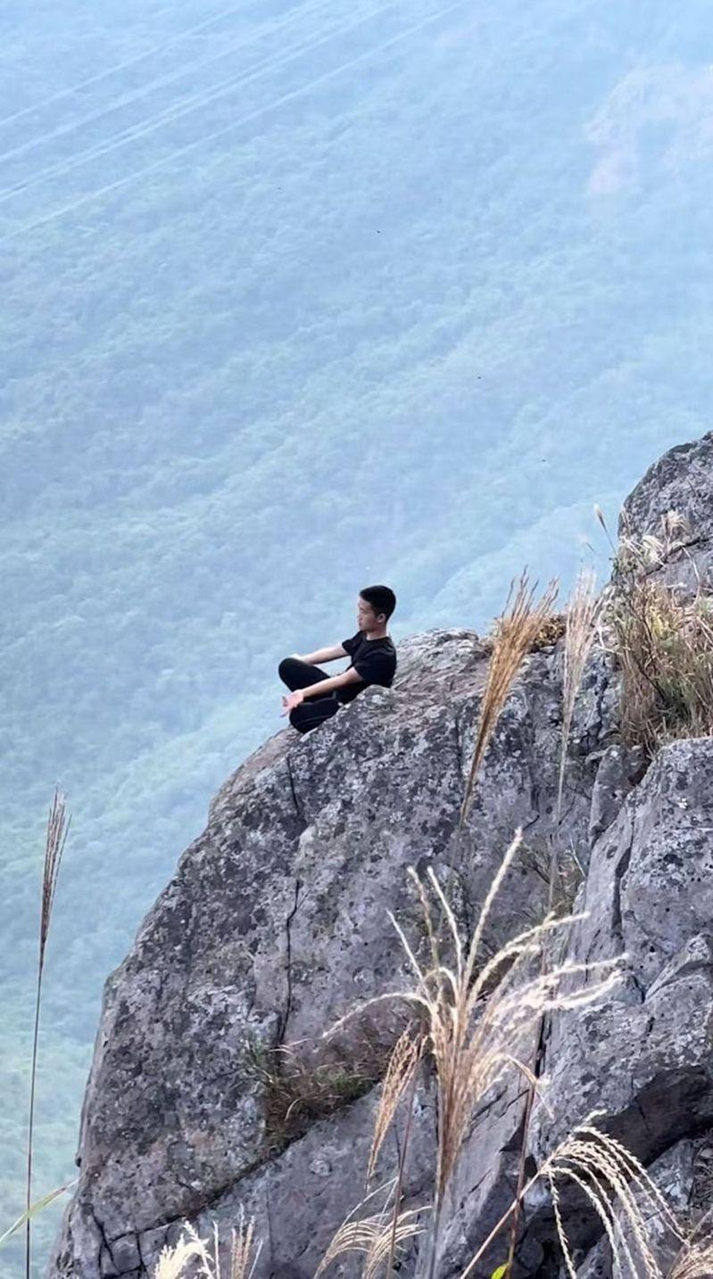 在另一位网友拍摄的视频中，疑似还有多位游客翻出护栏外进行拍照打卡。（都市现场）