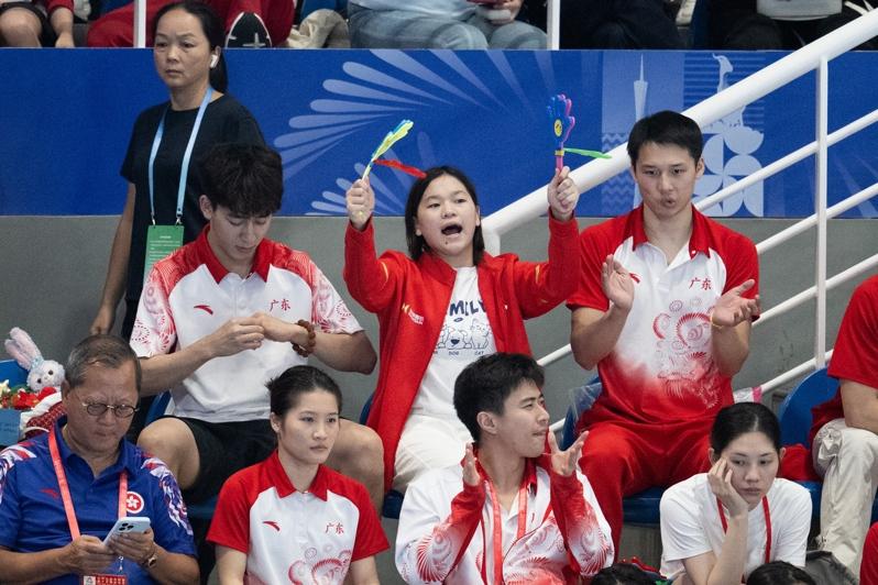 10日，第十五届全国运动会跳水女子10米跳台决赛在广州举行。最终，上海队选手陈芋汐获得冠军，四川队选手卢为获得亚军，山东队选手刘紫涵获得季军。(新华社)