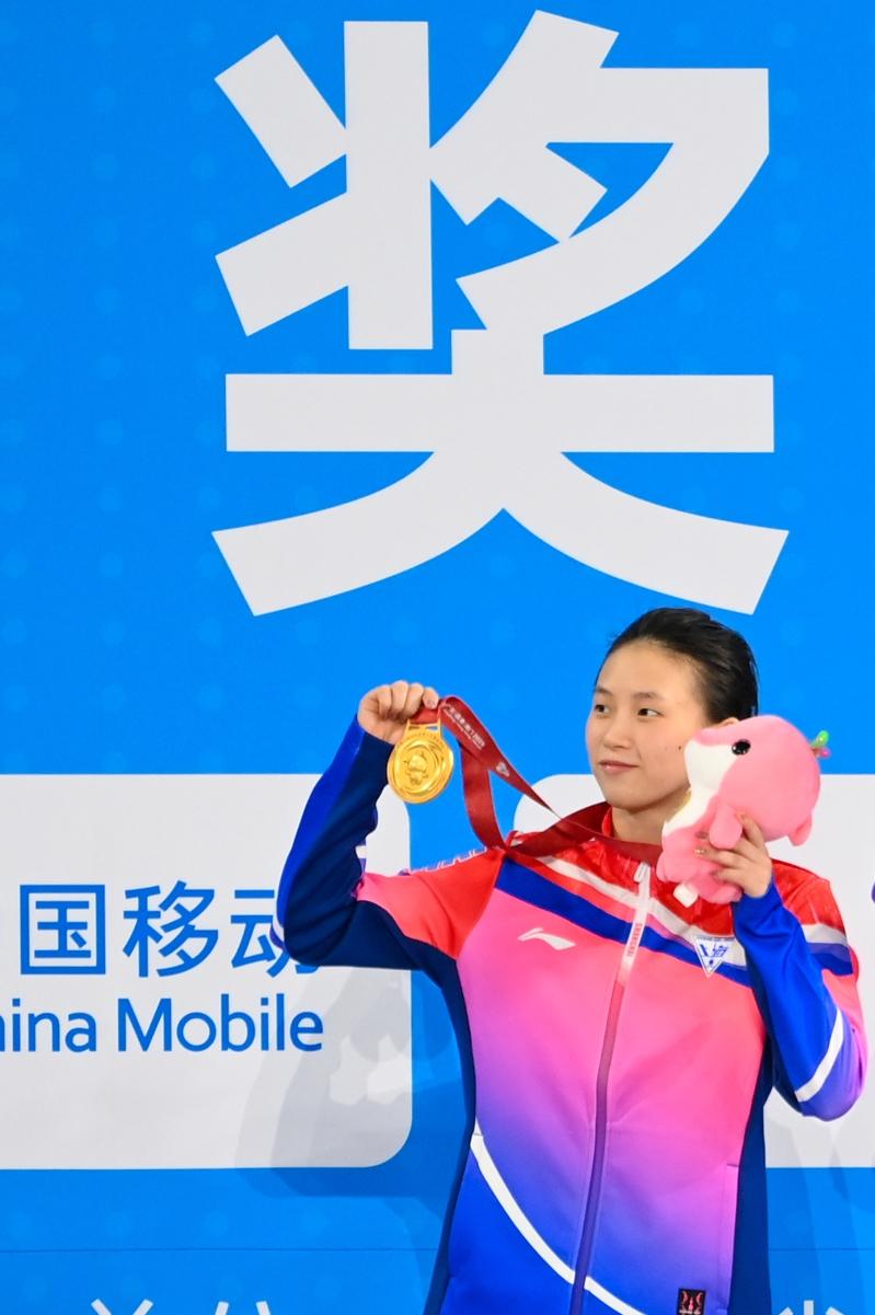 10日，第十五届全国运动会跳水女子10米跳台决赛在广州举行。最终，上海队选手陈芋汐获得冠军，四川队选手卢为获得亚军，山东队选手刘紫涵获得季军。(新华社)