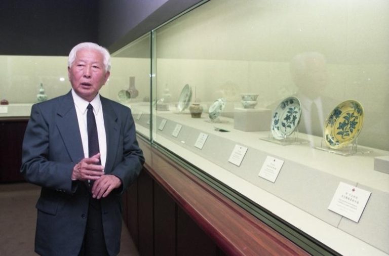 「人间国宝」耿宝昌曾多次访台 大老板买藏品都问他 1998年6月,耿宝昌曾应邀赴台参加「清玩雅集」在台北鸿禧美术馆的「中华文物集粹」联展开幕典礼。(本报数据照片)