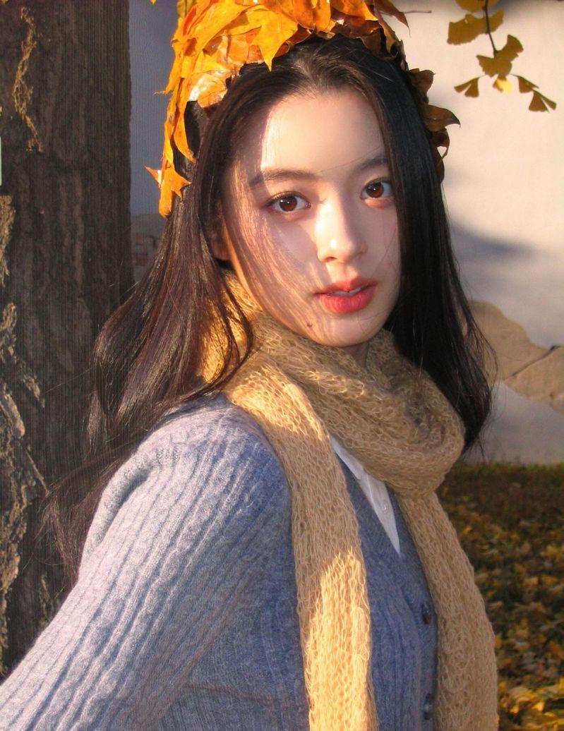 黄杨钿甜晒出秋日写真,被解读为复出试水。(取材自微博)