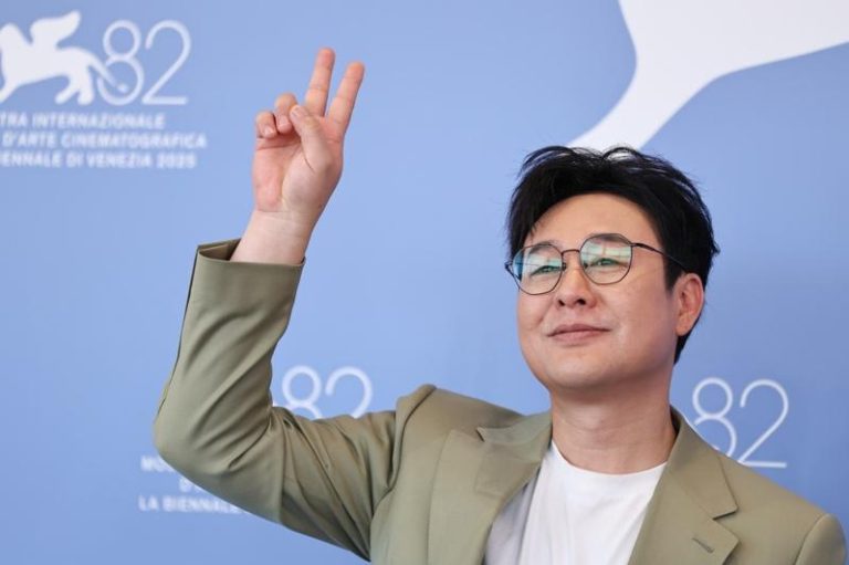 「狂飙」男星救人收到「大爱无疆」锦旗 谦回:换谁都会这样做 张颂文今年9月出席威尼斯影展拍照式。(新华社)