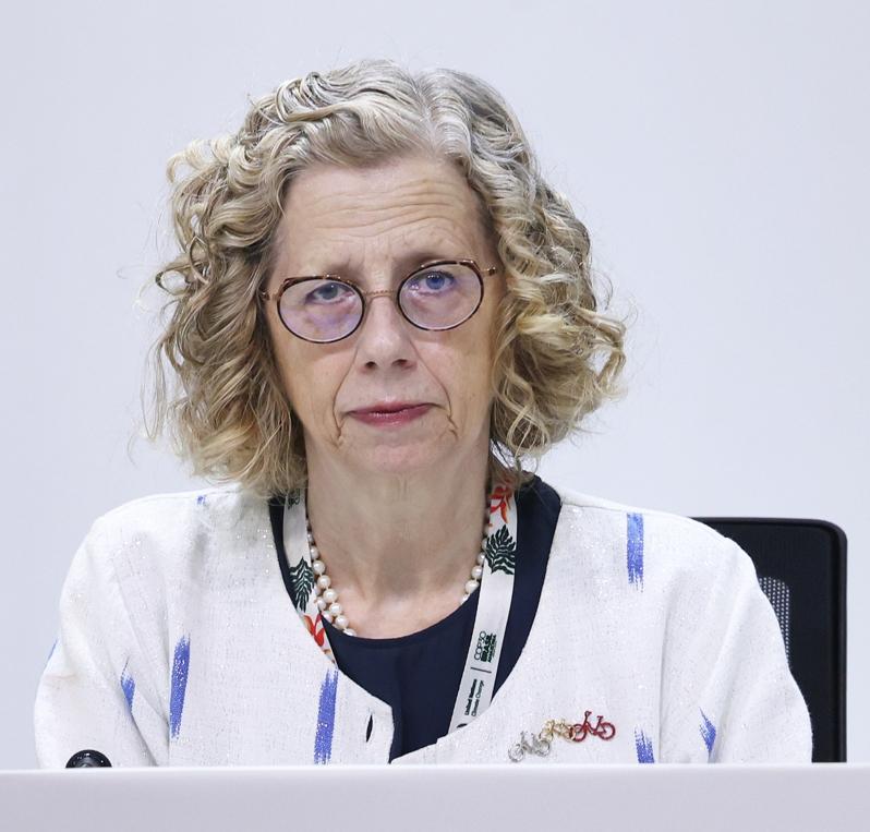 联合国环境规画署于巴西时间11日上午,在COP30会议上发布全球降温监测报告,联合国环境规画署首席执行官英格安德森(左三)、环境规画署秘书长伍德索普(左二)与巴西及新加坡代表一起出席说明。记者潘俊宏/摄影