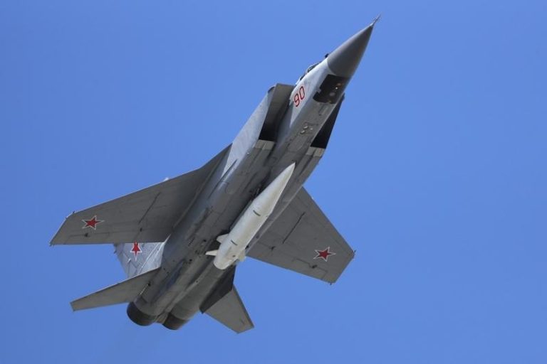 一架搭载「匕首」极音速飞弹米格-31（MIG-31）战机。美联社