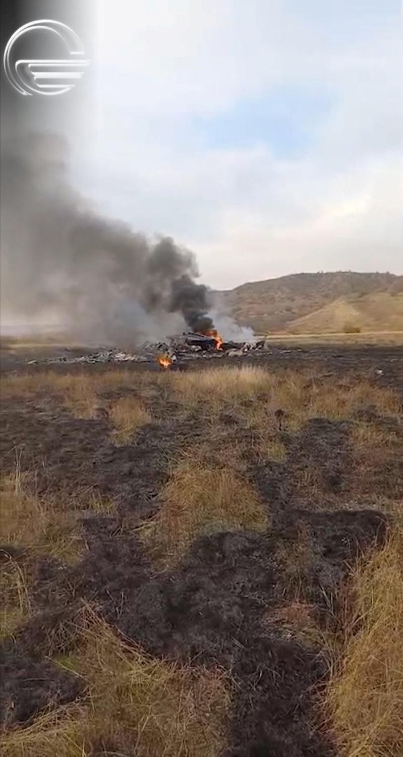 土耳其C-130军用运输机11日坠毁在乔治亚西格纳吉市。图为坠机后残骸上方升起浓烟。路透