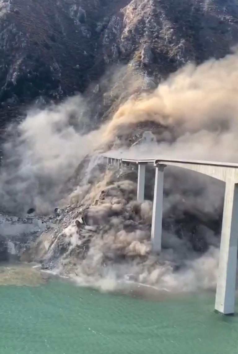 阿坝州马尔康市红旗桥11日下午发生垮塌。(视频截屏)