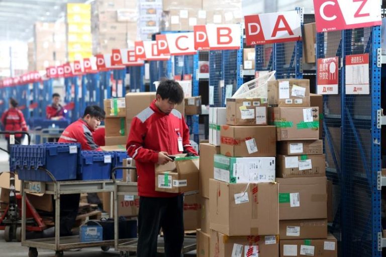 京东称「双11」成交额再创新高 但连4年不披露交易额 河北省石家庄京东物流园工作人员在分拣商品。(新华社)