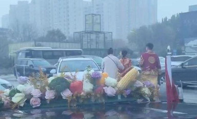 面对拦截，新人最后决定弃车离开。 （取材自封面新闻）