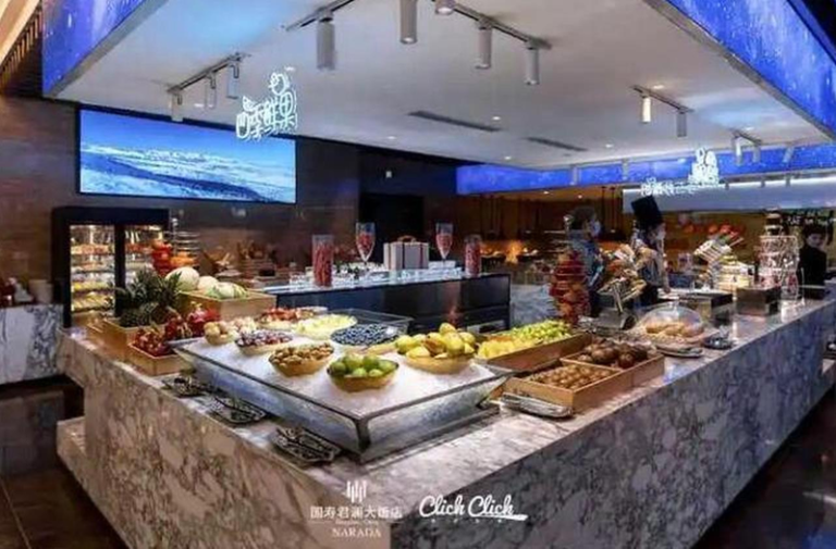杭州五星饭店40元「剩菜盲盒」 能打包大闸蟹、生蚝 但限制… 杭州国寿君澜大饭店的自助餐厅。(取材自都市快报)