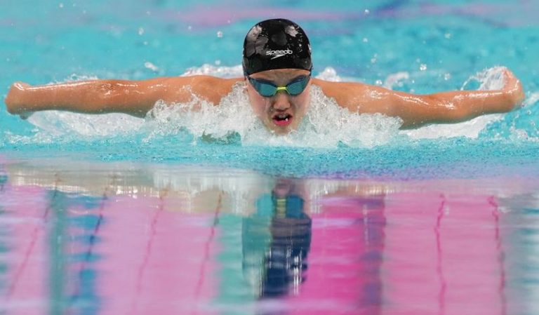 河北队选手于子迪11日在全运会女子200米个人混合泳，以打破亚洲纪录的成绩获得冠军。(新华社)