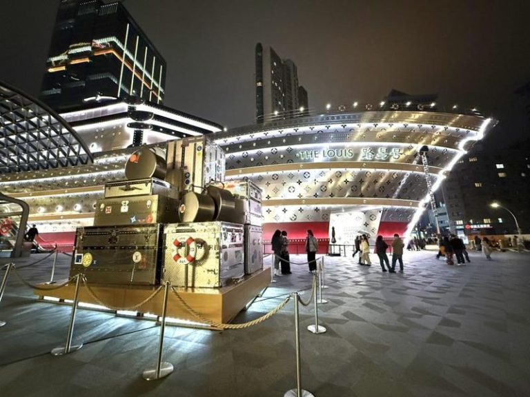 彭博引述知情人士透露，全球最大奢侈品集团LVMH将于12月将在大陆开设另一大型门市，并正在考虑进一步在中国扩张。图为上海兴业太古汇知名打卡点「路易号」，在营业时间结束后仍有许多民众驻足拍照。（记者谢守真／摄影）