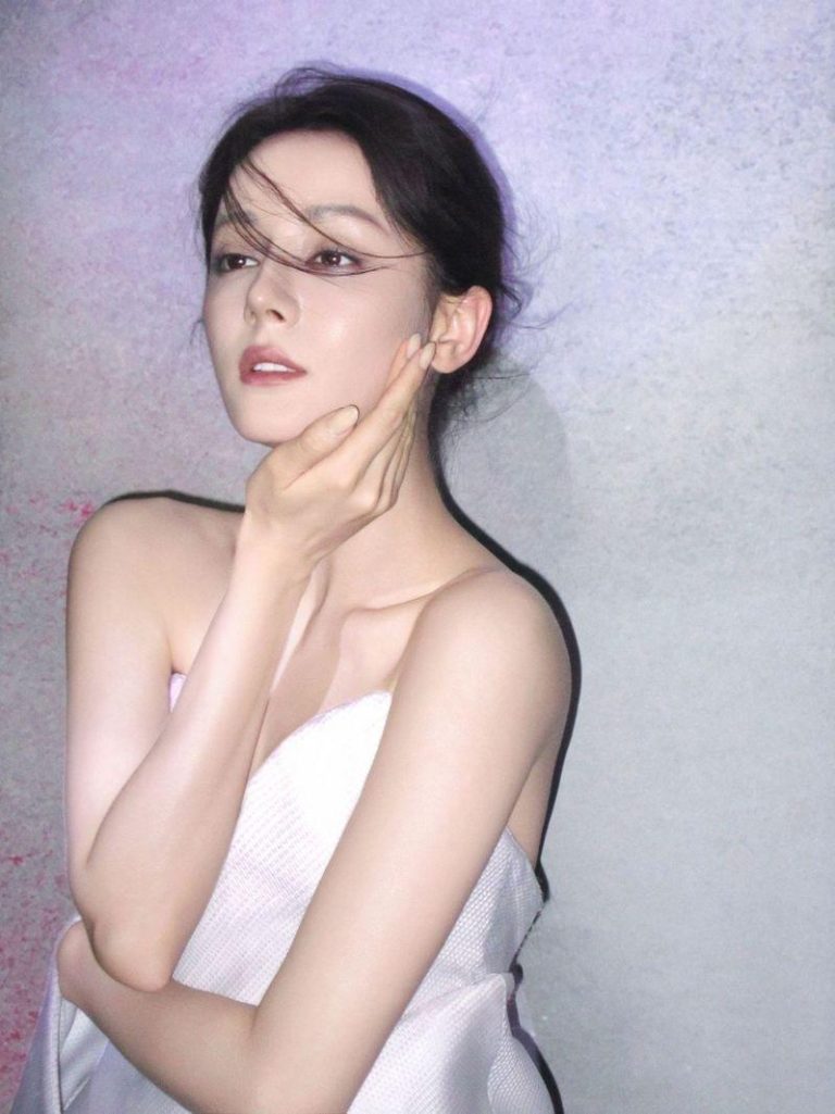 咳了2个月都没好… 迪丽热巴病情加重「取消夜戏拍摄」 迪丽热巴感冒两个月仍未痊愈,引发粉丝担忧。(取材自微博)