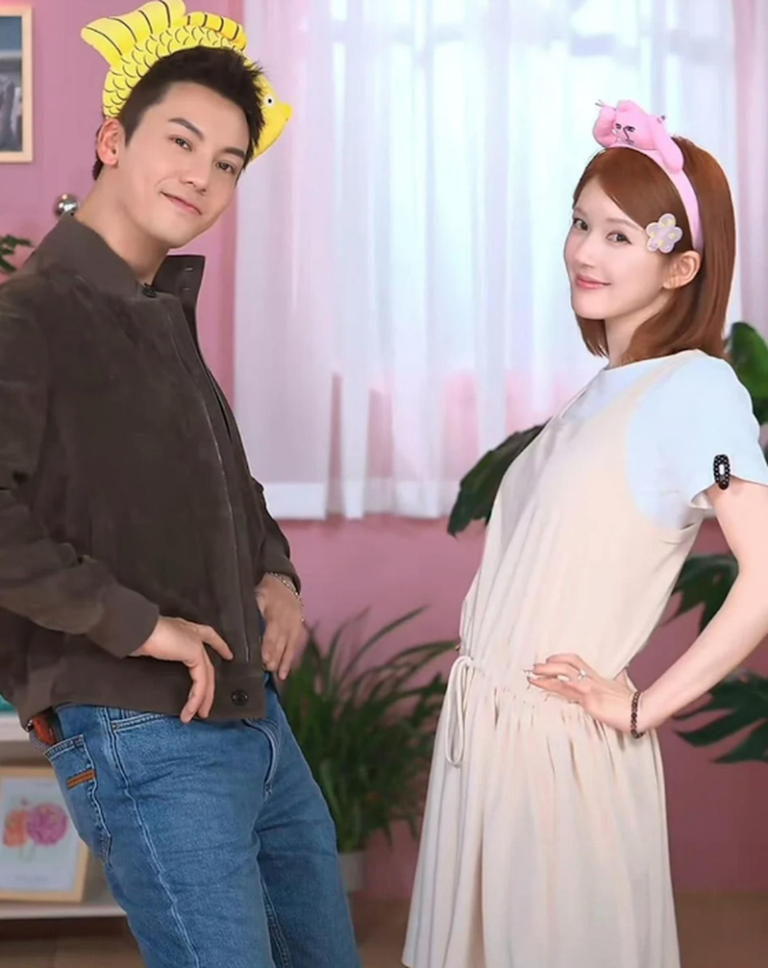 赵露思(右)、陈伟霆参加「许我耀眼」庆功宴，两人交互十分有趣。(取材自微博)