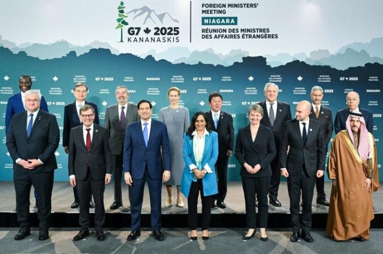 G7外长强调维持台海和平稳定重要性 忧中国军事扩张 七大工业国集团(G7)外长12日在加拿大尼加拉地区(Niagara Region)举行会议并合影留念。路透