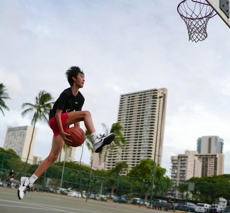 等等篮下腾空英姿。图／摘自微博