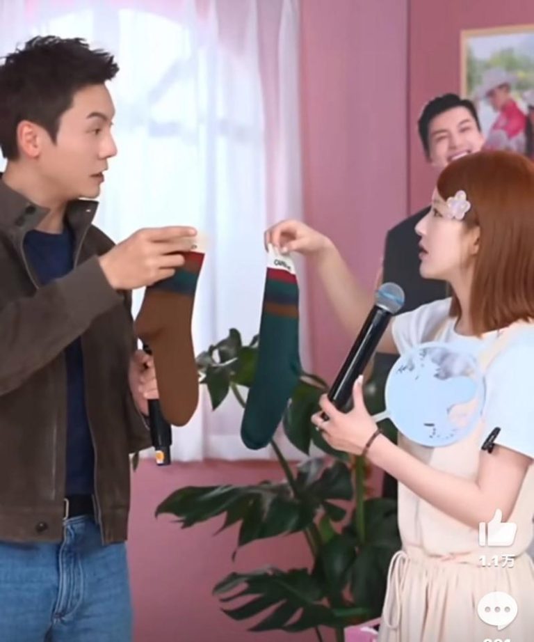 陈伟霆（左）拿着袜子开玩笑问赵露思能否抽成。图／摘自微博