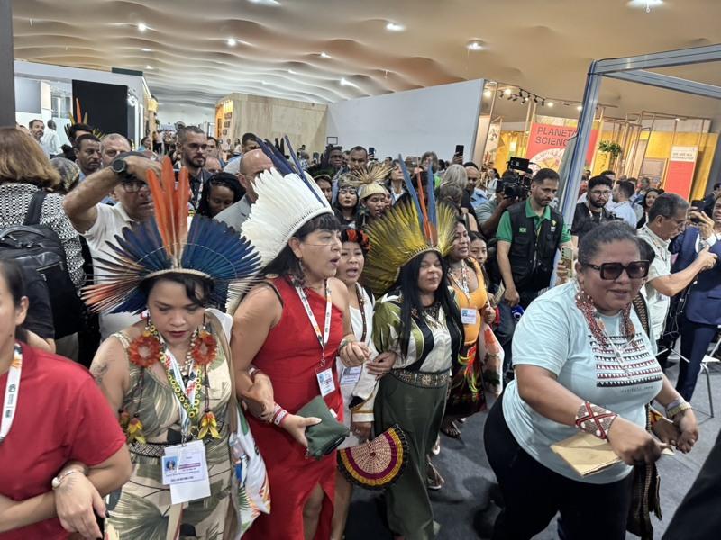气候峰会(COP30)第3日下午,一群身着传统服饰的在地妇女,以她们的语言唱着歌,绕行会场一周诉求原住民参与权。(记者洪欣慈/摄影)