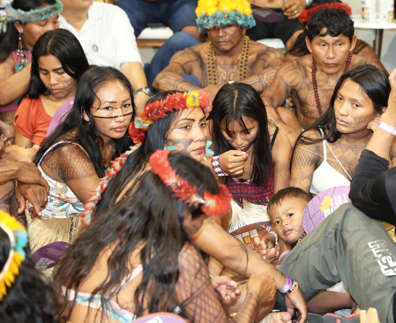 气候峰会(COP30)第3日下午,一群身着传统服饰的在地妇女,以她们的语言唱着歌,绕行会场一周诉求原住民参与权。(记者洪欣慈/摄影)