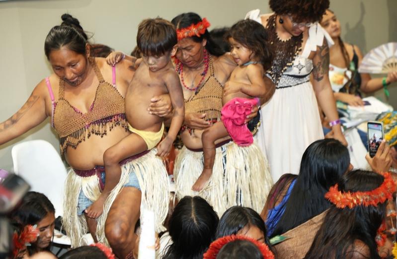 气候峰会(COP30)第3日下午,一群身着传统服饰的在地妇女,以她们的语言唱着歌,绕行会场一周诉求原住民参与权。(记者洪欣慈/摄影)