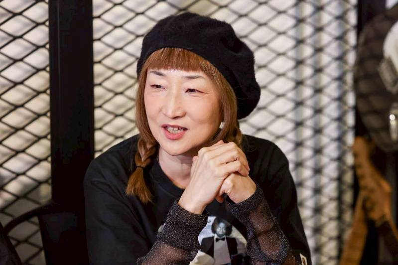 Energy坤达(右)、书伟(左二)认了闪兵，目前团体全面停工。图／本报数据照片