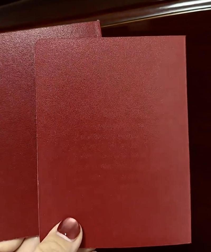 结婚证与离婚证背后都印有「囍」字水印。(视频截屏)