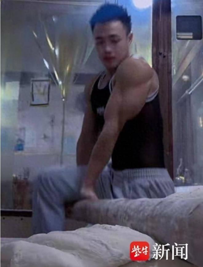 面馆老板小林正在揉面。(取材自紫牛新闻)