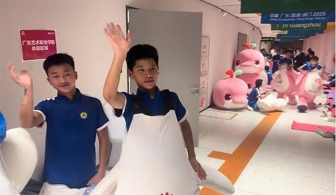 全运会吉祥物「喜洋洋」、「乐融融」走红,不仅收获了来自民间「大湾鸡」的暱称,成为新晋网红,周边商品也销售走俏,不少热门款式还卖断货。(视频截屏)