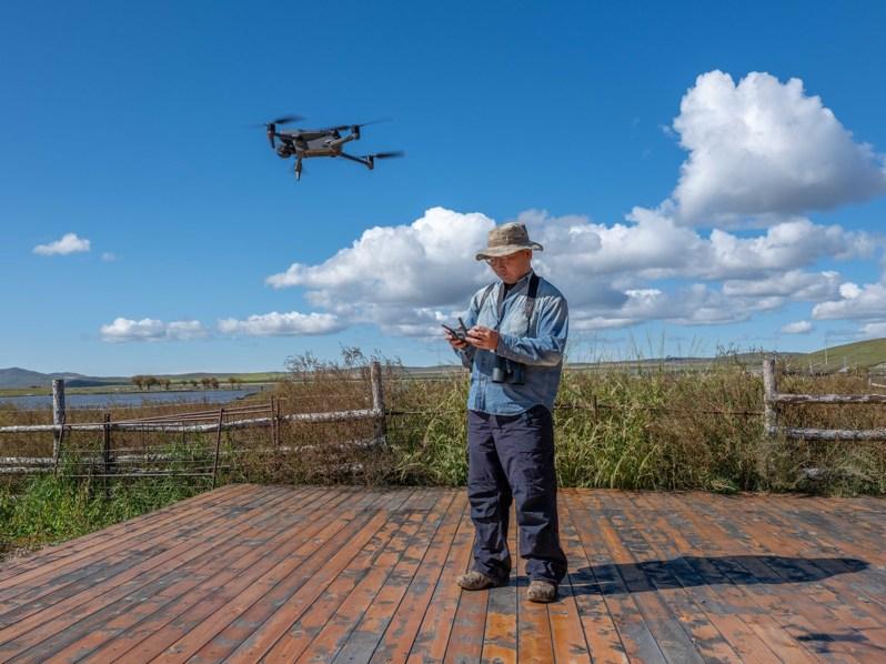 滨海大道附近,正靠近鸟群的无人机。(取材自中新周刊)