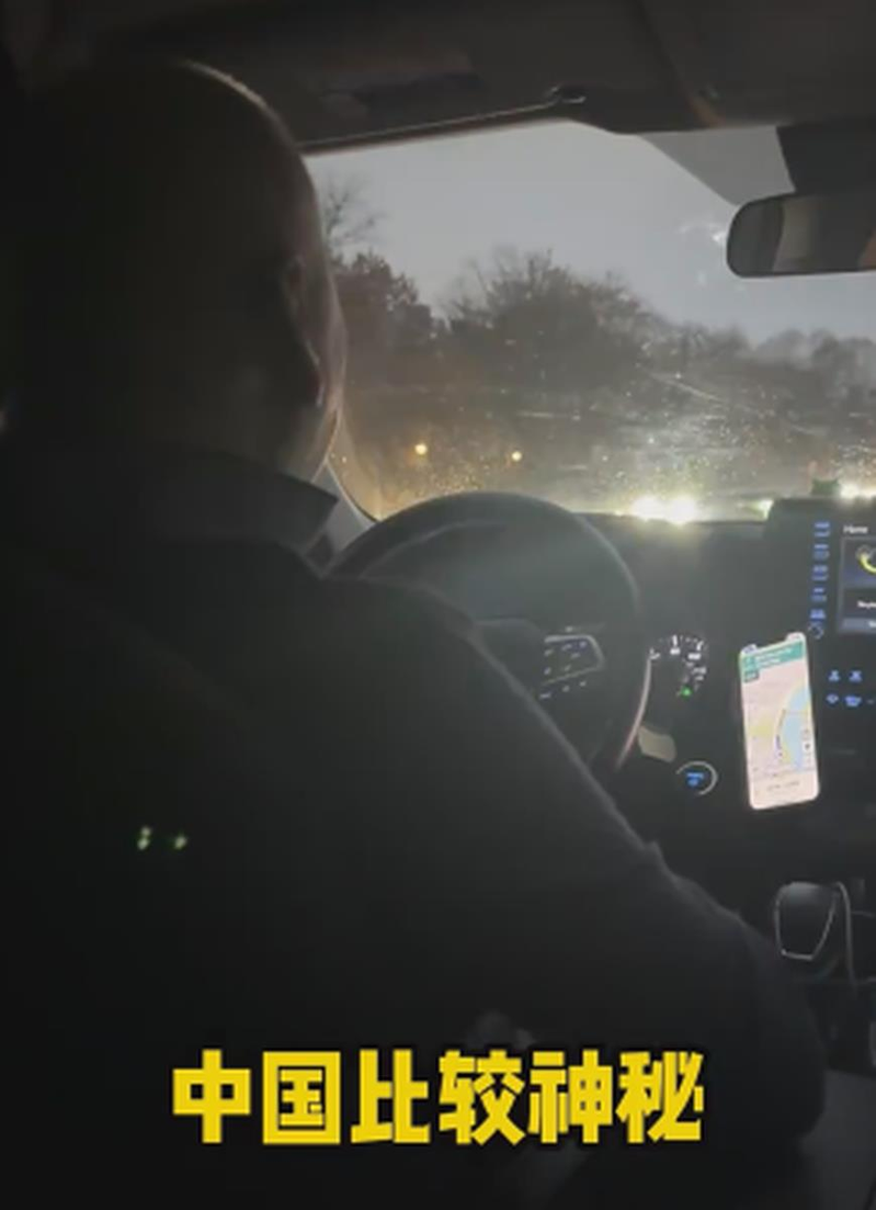 开车的东北大爷说着来美国后的印象。(视频截屏)