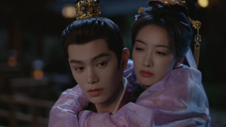 丁禹兮(左)、宋茜在「山河枕」中大谈年下叔嫂恋全网沸腾。（图／Disney+提供）