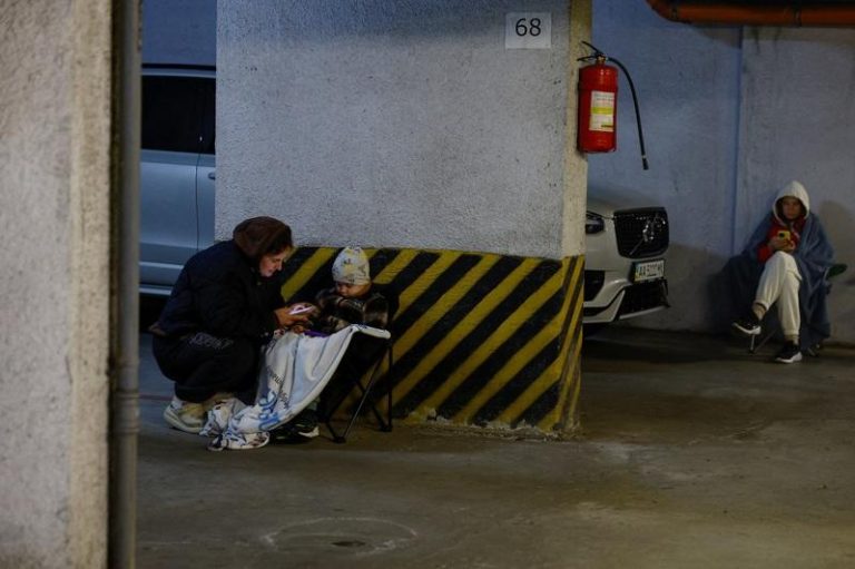 俄军百架无人机与飞弹深夜狂袭基辅 多栋住宅起火至少5人受伤 俄罗斯13日至14日夜间对乌克兰首都基辅发动大规模轰炸,民众在地下停车场躲避俄罗斯飞弹和无人机攻击。(路透)