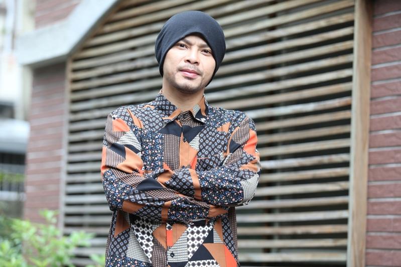 黄明志(右)获释步出警局，女友全程守候。(图／摘自中国报脸书)