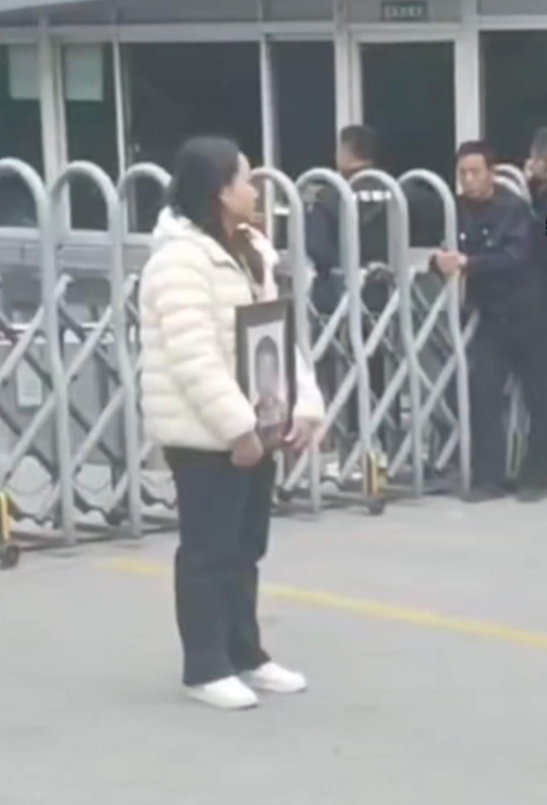 江苏一名快递员因送错快递被收件人丈夫捅死，家属抱遗像讨说法。(视频截屏)