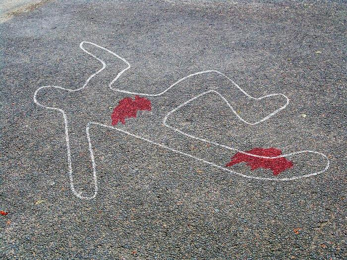 江苏一名快递员因送错快递被收件人丈夫捅死，家属抱遗像讨说法。(视频截屏)